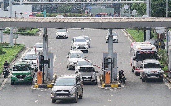 Thí điểm thu phí không dừng với xe vào sân bay Nội Bài, Tân Sơn Nhất trong 6 tháng