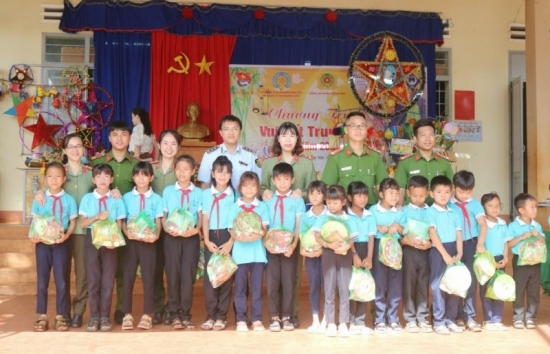 Đắk Lắk: Trao học bổng và tặng quà Trung thu cho trẻ em dân tộc thiểu số, học sinh nghèo vượt khó