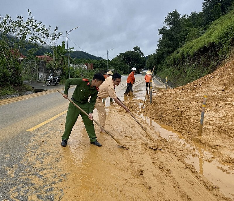 Công an Thanh Hóa triển khai lực lượng giúp dân ứng phó với mưa lũ