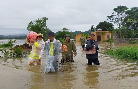 Công an Thanh Hóa triển khai lực lượng giúp dân ứng phó với mưa lũ