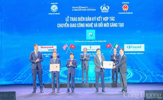 Trao giấy chứng nhận chuyển giao công nghệ dự án nhà máy hóa dầu Stavian Quảng Yên