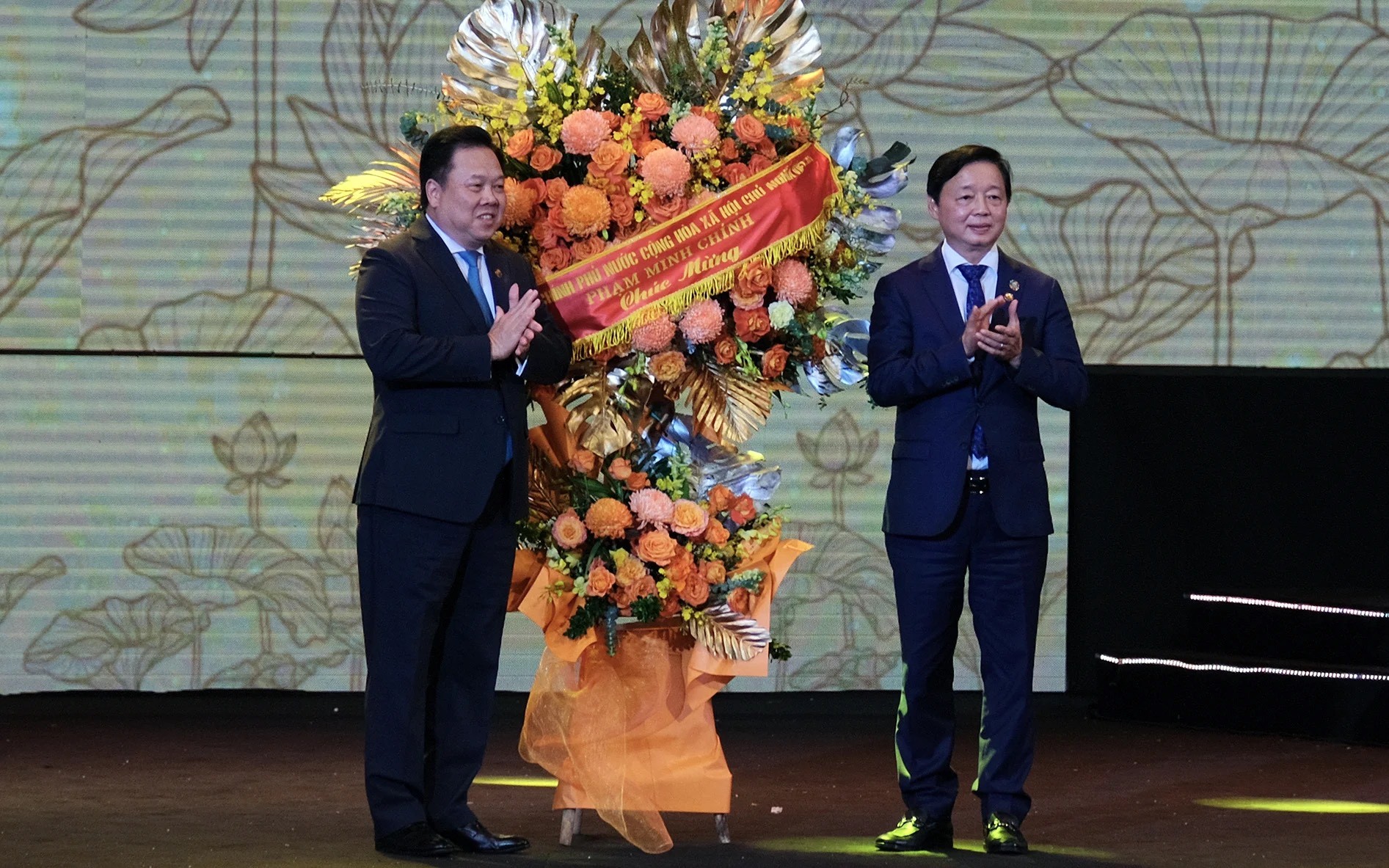 Thay mặt Thủ tướng, Phó Thủ tướng Trần Hồng Hà tặng hoa chúc mừng Ủy ban Quản lý vốn Nhà nước tại doanh nghiệp nhân 5 năm thành lập