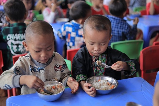 Generali Việt Nam mang “Bếp ấm" đến với trẻ em Điện Biên và hành trình sát cánh cùng trẻ em Việt Nam