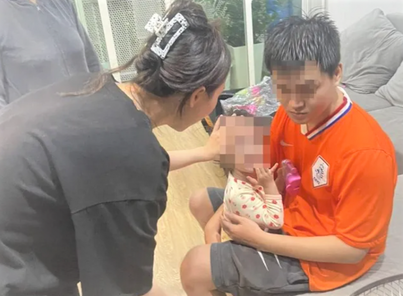 Đắk Lắk: Cảnh sát đu dây giải cứu bé gái 2 tuổi mắc kẹt trong căn hộ chung cư tầng 16