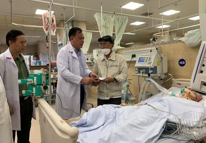 Lãnh đạo UBND tỉnh Đồng Nai đến thăm hỏi các nạn nhân đang điều trị tại bệnh viện - Ảnh: GDTĐ