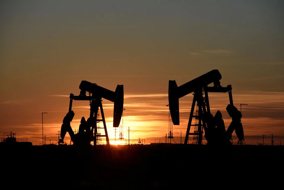 Giá dầu tăng tháng thứ 4 liên tiếp