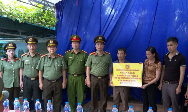 Công an tỉnh Thái Bình trao 360 triệu đồng ủng hộ gia đình Thượng úy hi sinh