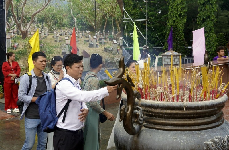 Du khách dâng hương tại Nghĩa trang Hàng Dương - Ảnh: Nguyễn Ngọc