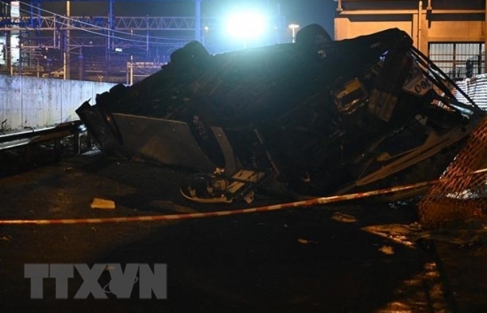 Italy: Xe buýt rơi khỏi cầu rồi bốc cháy, ít nhất 18 người thiệt mạng