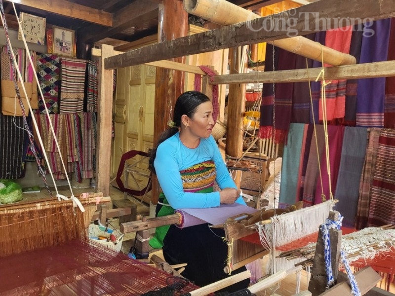 Nghề dệt thổ cẩm giúp đồng bào dân tộc Thái xã Lũng Niêm, tỉnh Thanh Hóa thoát nghèo bền vững