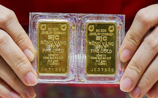 Giá vàng hôm nay 3/1/2024: Vàng trong nước đồng loạt tăng vọt mạnh