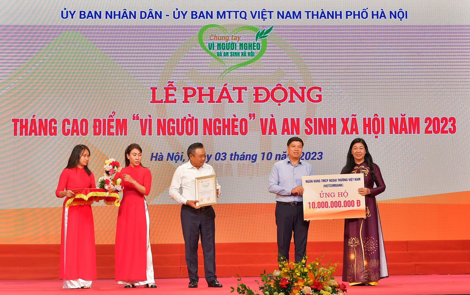 Vietcombank ủng hộ 10 tỷ đồng hưởng ứng Tháng cao điểm “Vì người nghèo" TP.Hà Nội