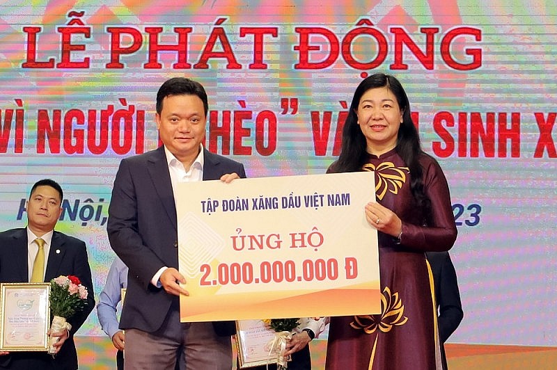 Tập đoàn Xăng dầu Việt Nam trao tặng 2 tỷ đồng hưởng ứng Tháng cao điểm 