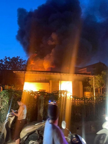Hà Nội: Xảy ra cháy lớn tại một xưởng sợi ở xã La Phù, huyện Hoài Đức