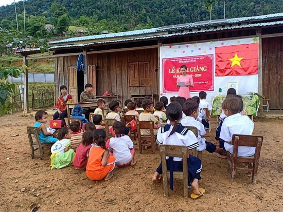 Sự nghiệp "trồng người" nhìn từ việc miễn học phí cho học sinh ở Quảng Bình
