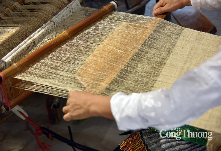 Độc đáo nghề dệt lanh Cán Tỷ, từ xây dựng đến khẳng định thương hiệu