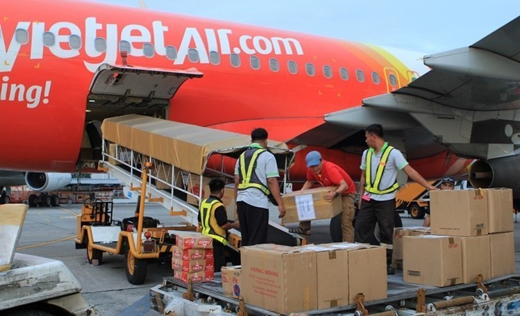 Vận chuyển hàng hóa bằng máy bay: Tăng tốc độ ship hàng dịp cuối năm