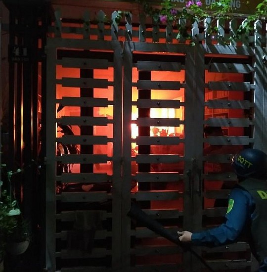 Đà Nẵng: Cháy nhà giữa đêm, 3 người được cứu kịp thời