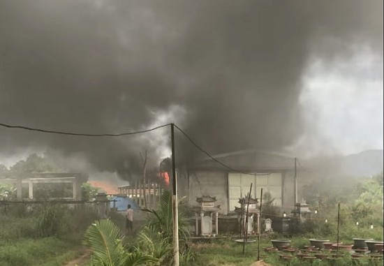 Quảng Nam: Cháy lớn tại kho chứa lúa ở thị xã Điện Bàn