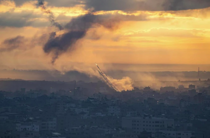 Rốc-két phóng từ Gaza vào Israel sáng 7-10 - Ảnh: AP