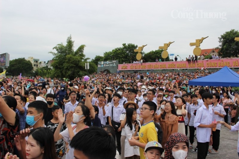 Thanh Hóa: Hàng nghìn người chung vui cùng Quán quân Đường lên đỉnh Olympia 2023 Lê Xuân Mạnh