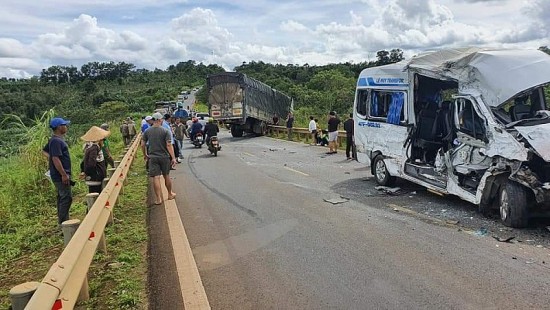 Đắk Lắk: Va chạm xe tải và xe khách khiến hơn 10 người thương vong