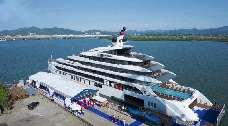 Quảng Ninh: Bàn giao du thuyền siêu sang lớn nhất Vịnh Hạ Long