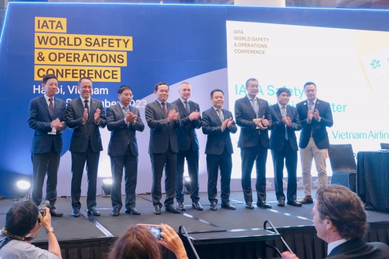 Ông Đinh Việt Thắng - Cục trưởng Cục Hàng không (thứ 2 từ phải sang) tại Hội nghị toàn cầu về an toàn và khai thác hàng không năm 2023.    Ảnh: VNA