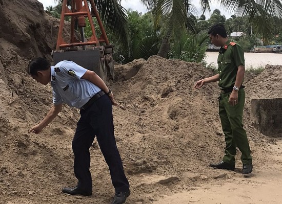 Bến Tre tăng cường kiểm tra, xử lý cơ sở kinh doanh cát trái phép