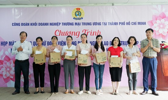 Công đoàn Khối Doanh nghiệp Thương mại Trung ương tại TP.HCM tặng quà cho đoàn viên có hoàn cảnh khó khăn