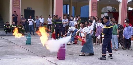 Thái Bình: 500 người dân được trải nghiệm, thực hành kỹ năng chữa cháy và cứu nạn, cứu hộ