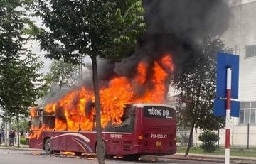 Bắc Giang: Xe khách 45 chỗ chở công nhân bất ngờ bốc cháy và bị thiêu rụi