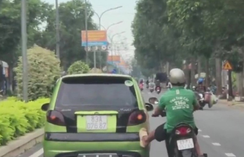 ​​​​​​​Đề xuất cấm sóng nghệ sĩ Việt quảng cáo sai sự thật; xe máy đẩy ô tô bon bon trên đường phố