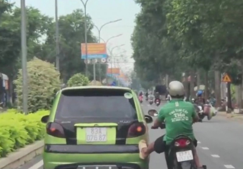 ​​​​​​​Đề xuất cấm sóng nghệ sĩ Việt quảng cáo sai sự thật; xe máy đẩy ô tô bon bon trên đường phố