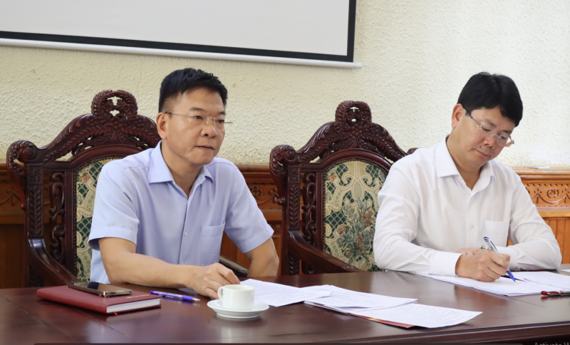 Bộ trưởng Bộ Tư pháp Lê Thành Long và Thứ trưởng Bộ Tư pháp Nguyễn Thanh Tịnh nghe báo cáo tại cuộc họp