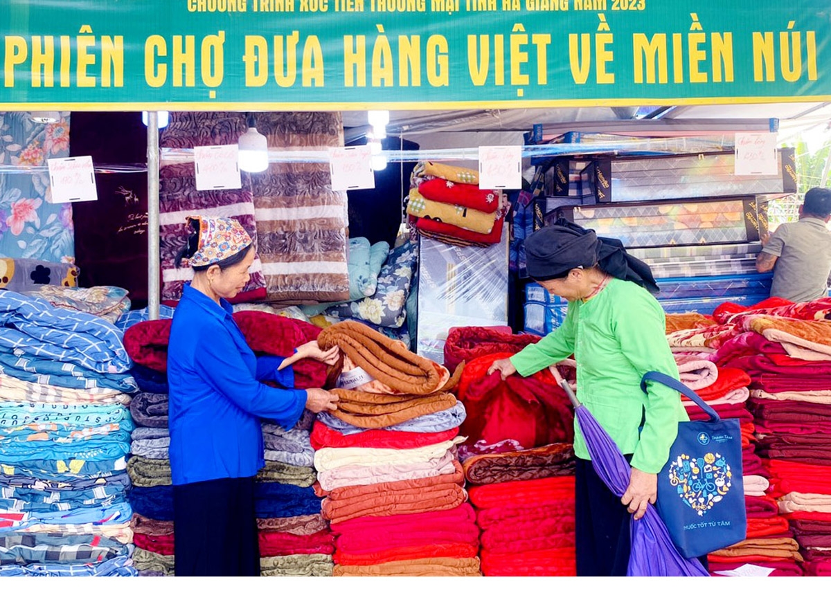 Phiên chợ giúp người dân trên địa bàn được tiếp cận với hàng Việt Nam phong phú, đa dạng về mẫu mã, chủng loại, có giá cả phù hợp