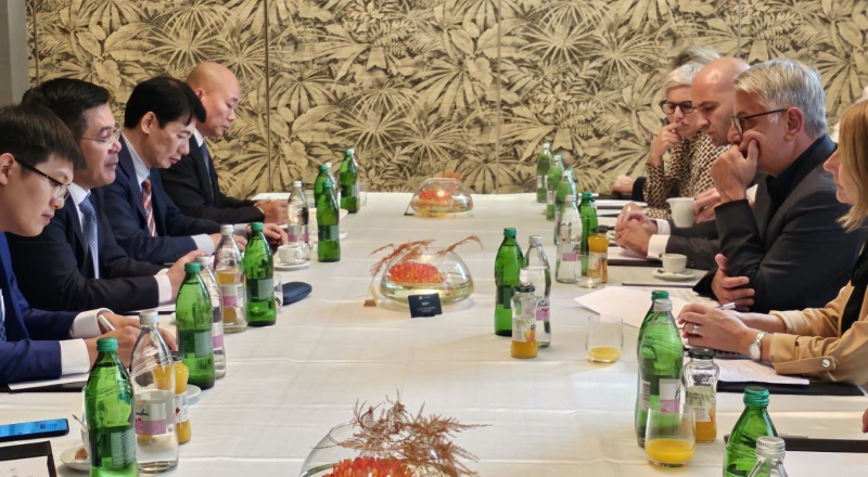 Bộ trưởng Nguyễn Hồng Diên trao đổi với ông Matjaž Han Bộ trưởng Bộ Kinh tế, Du lịch và Thể thao Slovenia