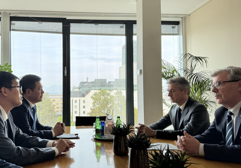 Bộ trưởng Bộ Công Thương Nguyễn Hồng Diên tiếp kiến Thủ tướng Chính phủ Slovenia