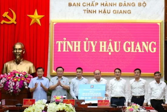 Tập đoàn Xăng dầu Việt Nam hỗ trợ 15 tỷ đồng xây 300 căn nhà đại đoàn kết