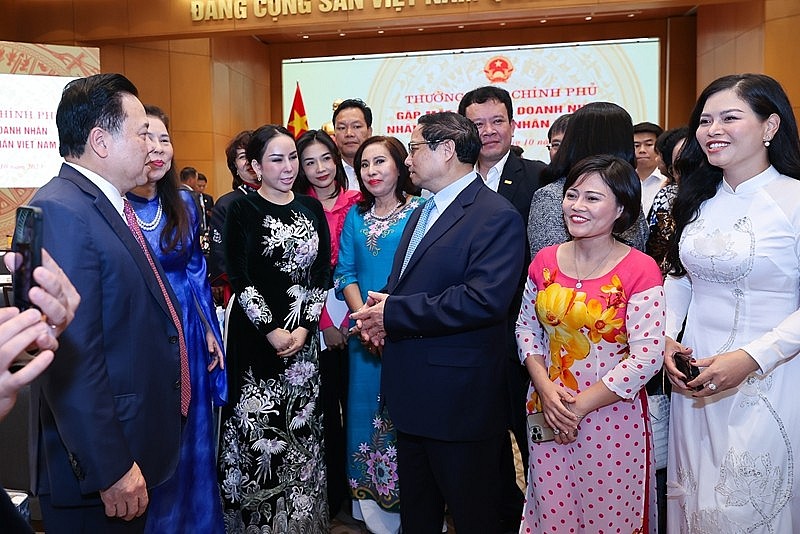 Thủ tướng Phạm Minh Chính trò chuyện với các doanh nhân, đại biểu tham dự buổi gặp mặt chiều 11/10/2023 - Ảnh: VGP/Nhật Bắc 