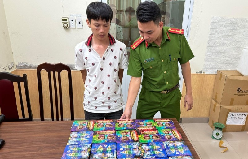 Thái Bình: Bắt giam đối tượng buôn bán 20 hộp pháo nổ
