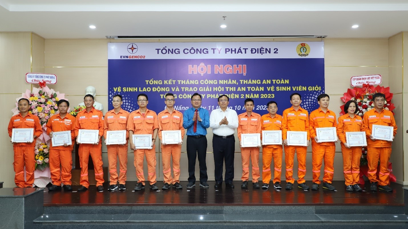Ông Trần Phú Thái – Chủ tịch HĐQT EVNGENCO2 (áo trắng) và ông Bùi Văn Thắng – Chủ tịch Công đoàn EVNGENCO2 trao giấy chứng nhận “Người Lao động ngành Điện tiêu biểu năm 2023” cho các cá nhân
