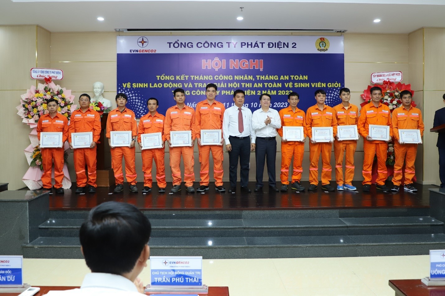 Ông Trần Văn Dư (áo trắng bên phải) và ông Nguyễn Văn Ngộ (áo trắng bên trái) trao giấy chứng nhận “An toàn vệ sinh viên giỏi năm 2023” cho các cá nhân