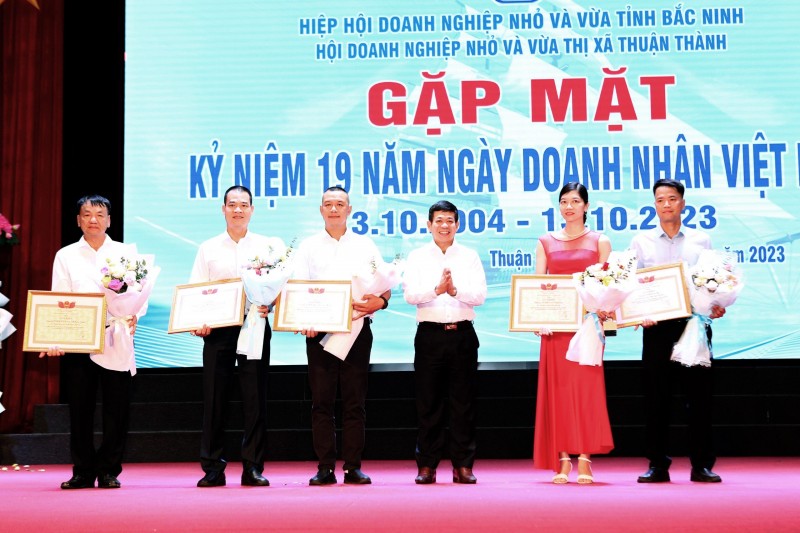 Bắc Ninh: Tôn vinh những đóng góp của cộng đồng doanh nhân, doanh nghiệp