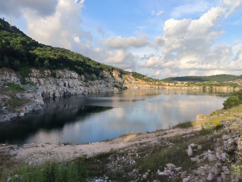 Hồ nước rộng hàng nghìn mét vuông hình thành sau quá trình khai thác đá của doanh nghiệp