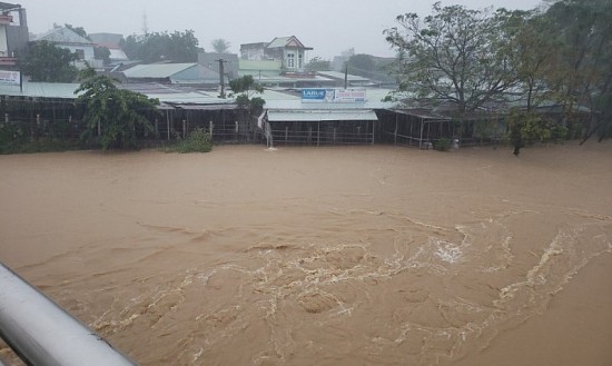 Mưa lớn kéo dài, Chủ tịch tỉnh Quảng Nam yêu cầu không chủ quan trong ứng phó mưa, lũ