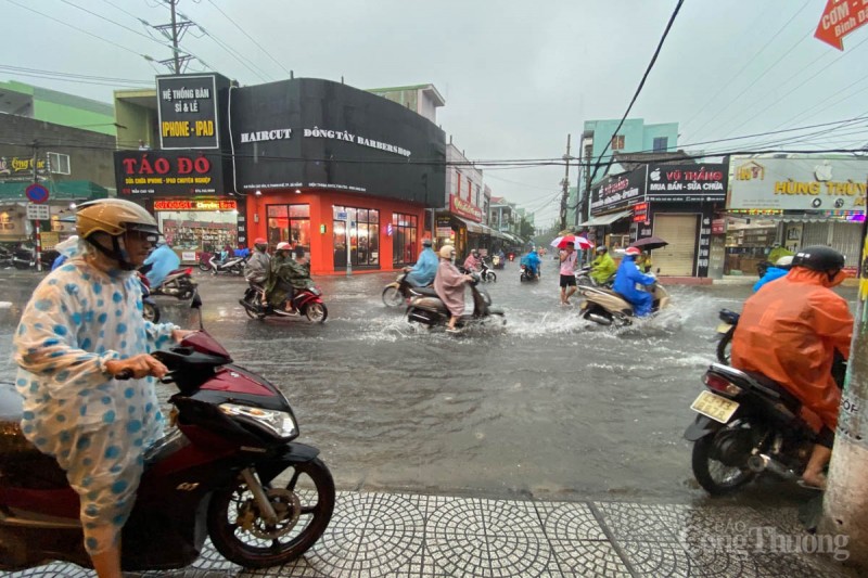 Đà Nẵng: Mưa lớn, đèo Hải Vân sạt lở, nhiều tuyến đường trung tâm thành phố ngập nặng