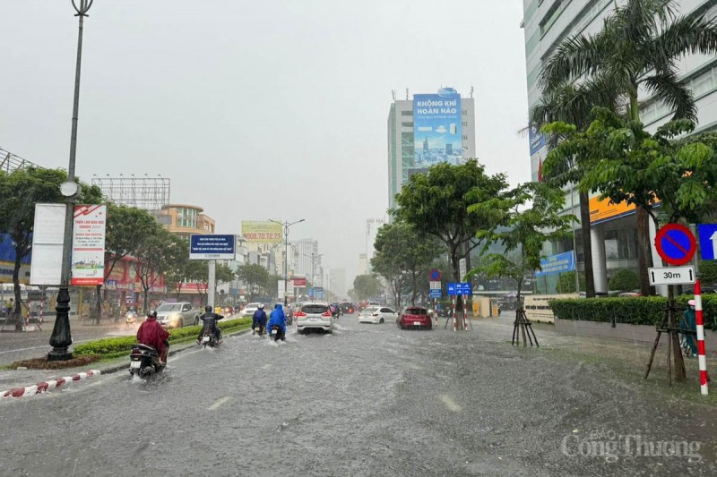 Đà Nẵng: Mưa lớn, đèo Hải Vân sạt lở, nhiều tuyến đường trung tâm thành phố ngập nặng