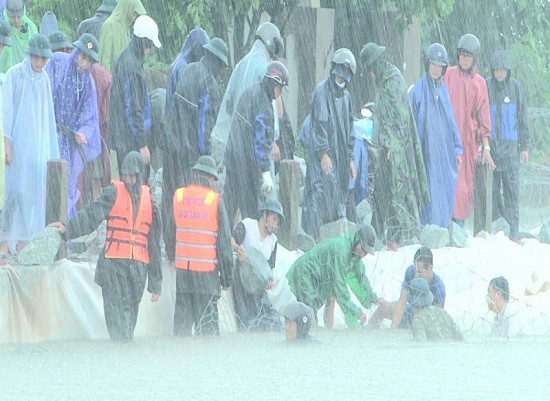 Thừa Thiên Huế: Kịp thời gia cố bờ bao trước nguy cơ vỡ đê