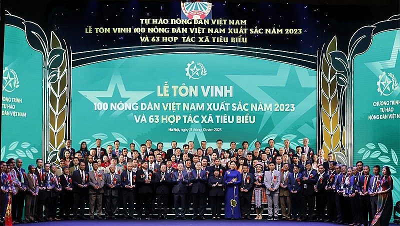 Lãnh đạo Đảng, Nhà nước chụp những bức ảnh lưu niệm với 100 nông dân Việt Nam xuất sắc năm 2023.